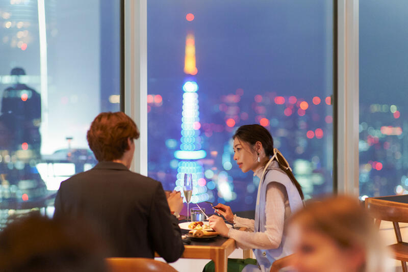 天空のレストランでディナーを