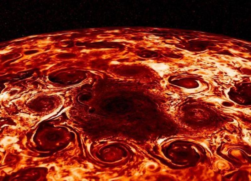 探査機ジューノが赤外線でとらえた木星の北極にある巨大な8つのハリケーン